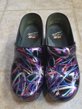 Dansko Womens Black Clogs with Purple Pink Blue Swirl XP 2.0 SIZE 39 (SIZE 9)